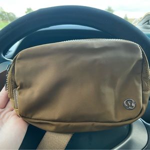 Lululemon belt bag- worn once amazing condition